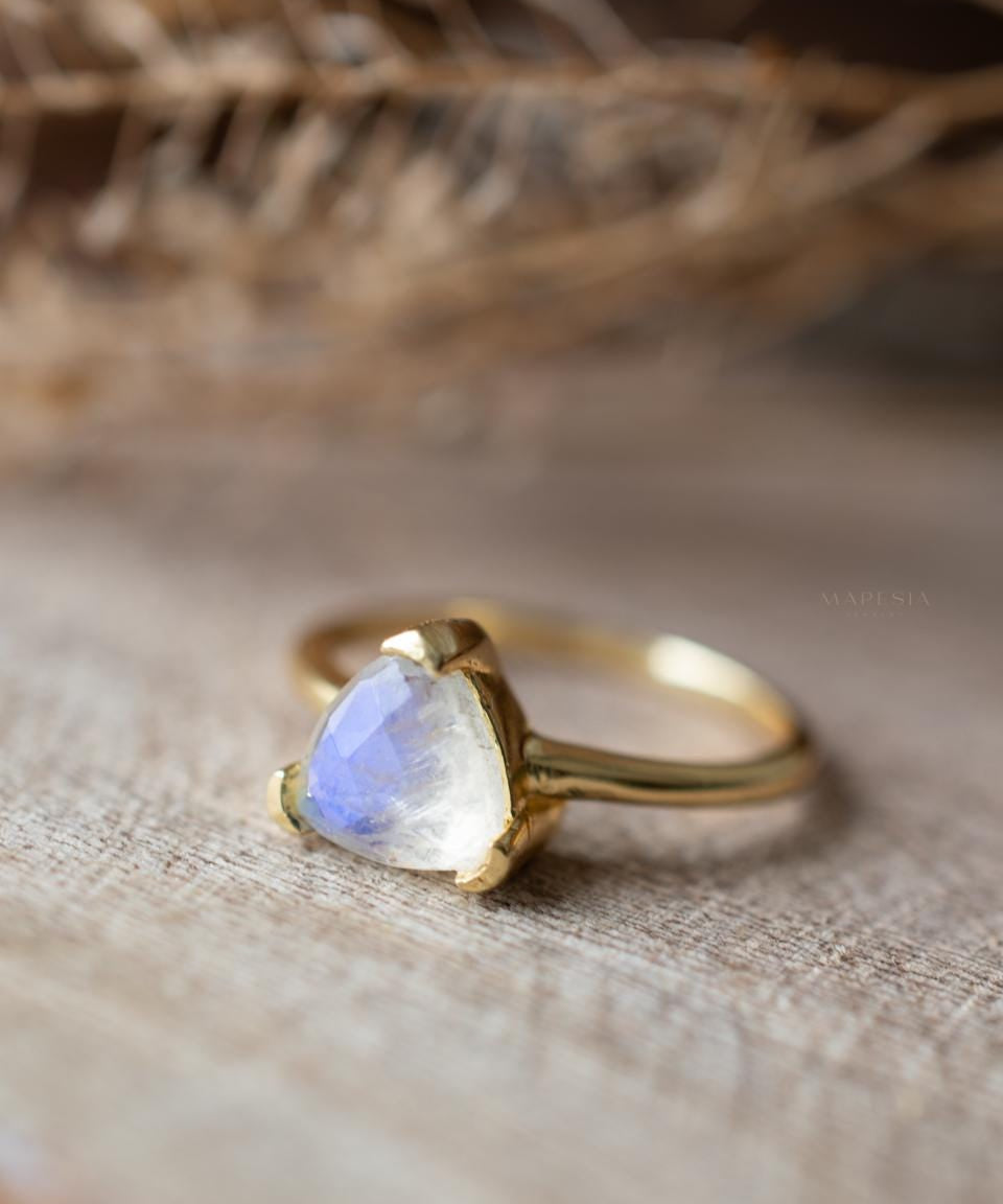 Moonstone Ring ~ Natural Stone ~ 18k Gold Plated ~ Jewelry ~ Handmade ~ Statement Ring ~ Boho ~ Tringle ~ MR371