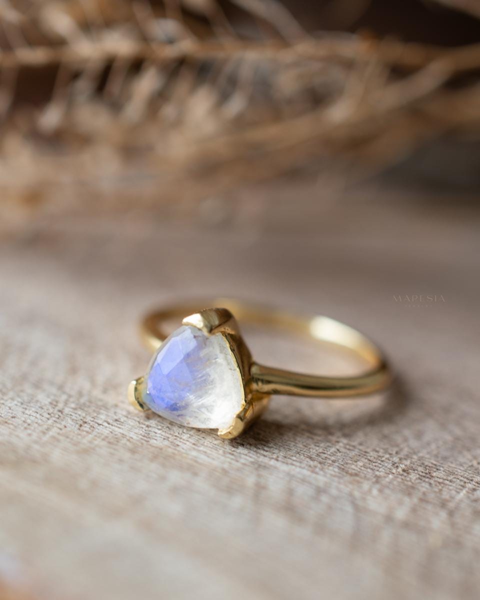 Moonstone Ring ~ Natural Stone ~ 18k Gold Plated ~ Jewelry ~ Handmade ~ Statement Ring ~ Boho ~ Tringle ~ MR371