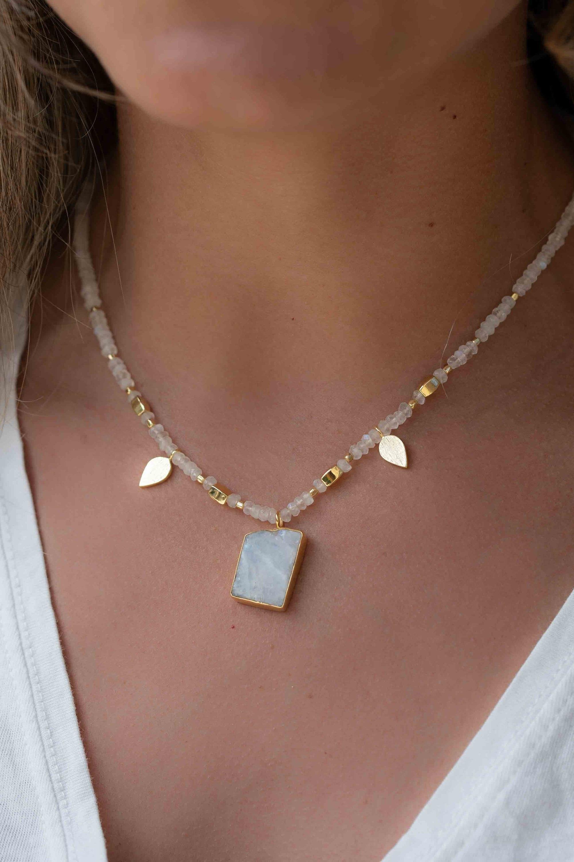 Labradorite, Moonstone or Rose Quartz Bead Necklace ~ Charm ~ Gold plated 18k ~ Bohemian ~ MN122