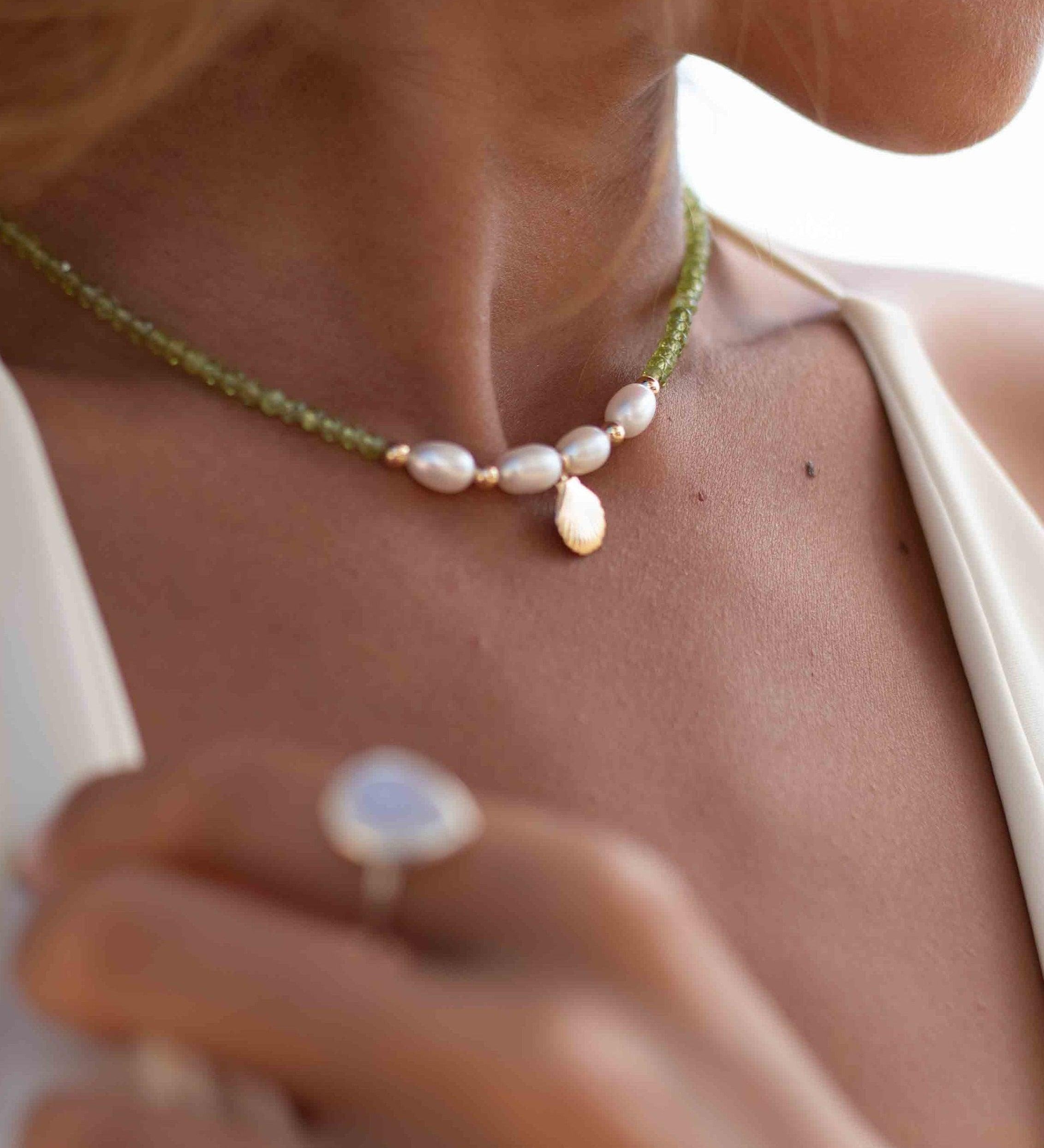 Peridot and Pearl necklace~ Sterling Silver 925 or Gold Filled ~ Choker ~ Jewelry ~ Gift For Her ~ Minimalist~ Handmade MN098