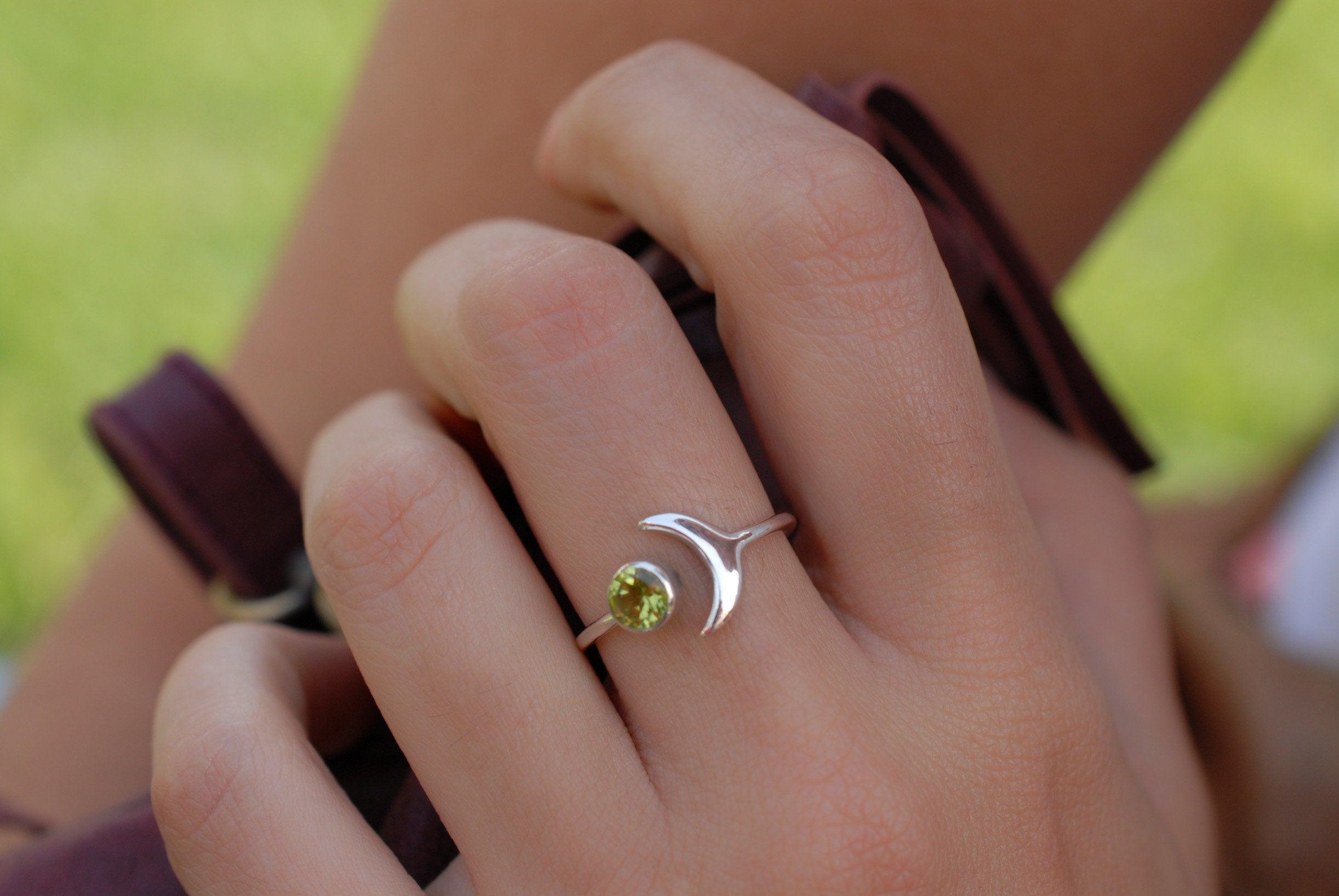 Peridot half moon Ring ~ Sterling Silver 925~  MR047 - Maresia Jewelry