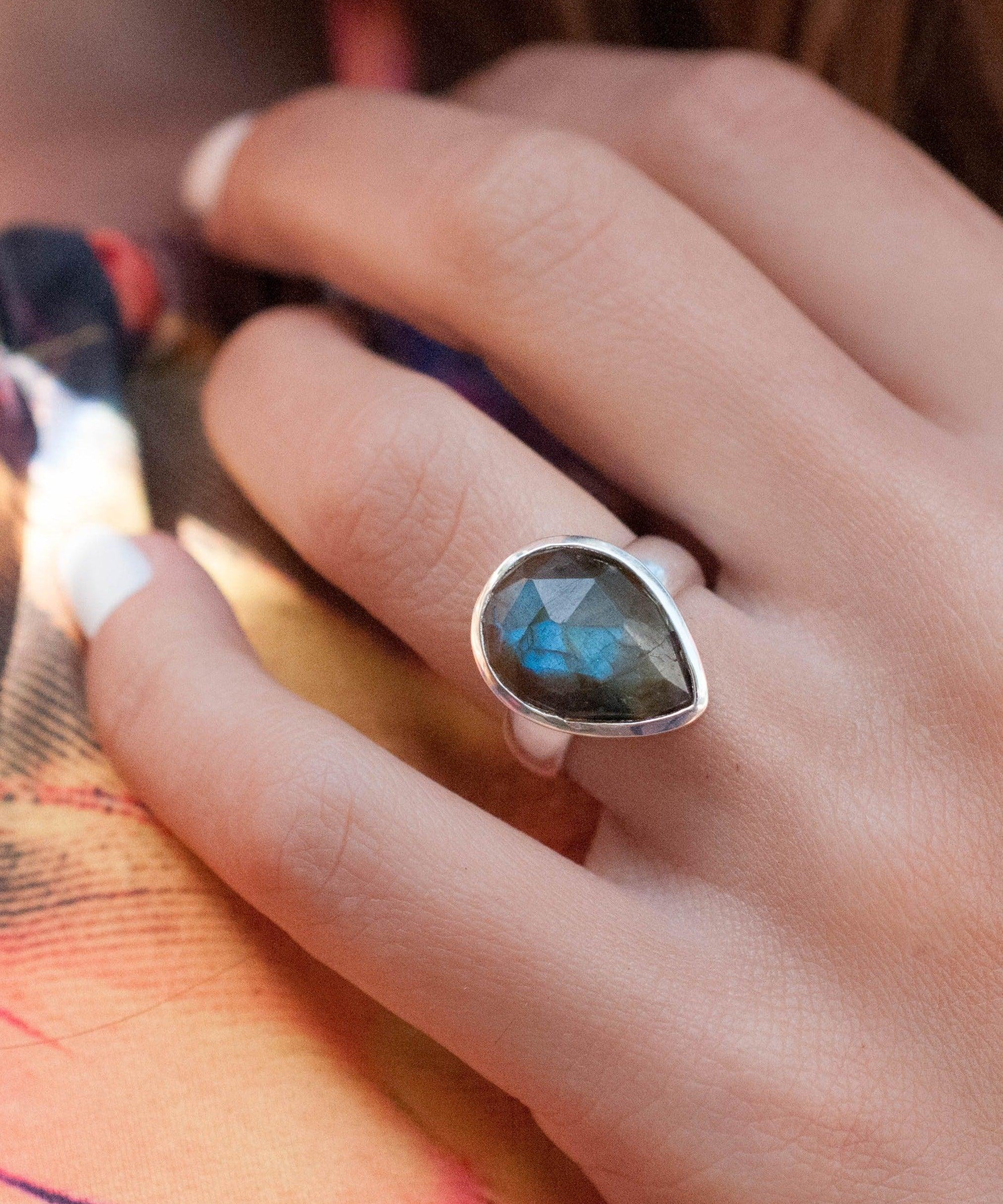 Pitangueiras Rainbow Labradorite Ring ~ Sterling Silver 925 ~MR027 - Maresia Jewelry