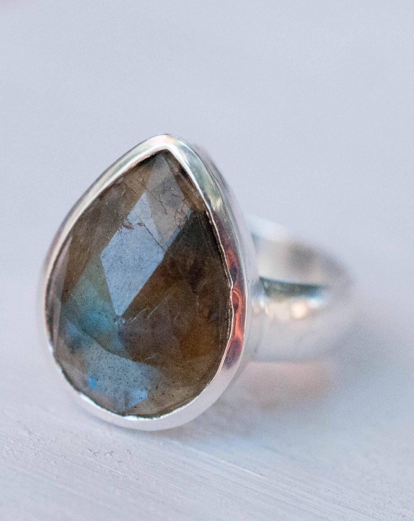 Pitangueiras Rainbow Labradorite Ring ~ Sterling Silver 925 ~MR027 - Maresia Jewelry